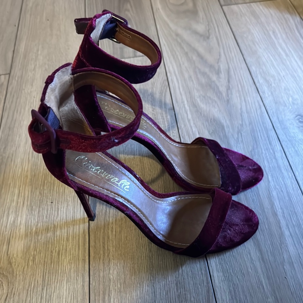 L’intervalle Chic Burgundy Velvet Heels